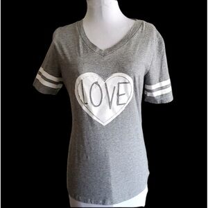 🟣 3/$25 Graphic t-shirt